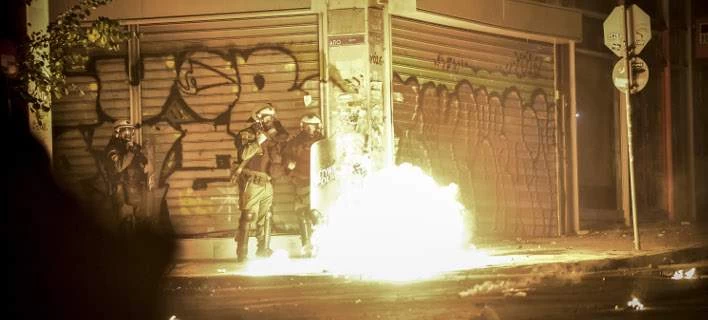 Πέταξαν μολότοφ στους άνδρες των ΜΑΤ στη Χαριλάου Τρικούπη